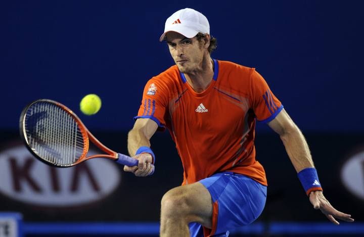 El tenista británico Andy Murray en acción contra el serbio Novak Djokovic.