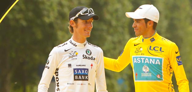 Andy Schleck felicita a Alberto Contador, ganador del Tour de Francia 2010, en el podio final de los Campos Elíseos el pasado 25 de julio de 2010. Andy Schleck felicita a Alberto Contador, ganador del Tour de Francia 2010, en el podio final de los Campos Elíseos el pasado 25 de julio de 2010.