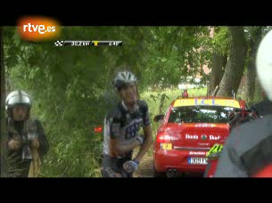 Ver v&iacute;deo  'Andy Schleck se cae y da el susto'