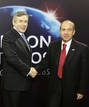 El anfitri&oacute;n de la cumbre, Gordon Brown, saluda al presidente mexicano Felipe Calder&oacute;n