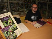 &Aacute;ngel A. Svoboda frimando ejemplares de su c&oacute;mic