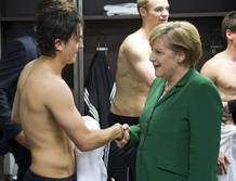 Angela Merkel felicita a Ozil despu&eacute;s de que la selecci&oacute;n alemana se clasficara para la Eurocopa tras enfrentarse a Turqu&iacute;a en 2010.