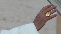 El anillo papal o anillo del pescador es un símbolo exclusivo de cada pontífice y se utiliza como sello de los documentos que firma
