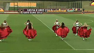 Ver v&iacute;deo  'Animadoras flamencas y estudiantes Erasmus para cuidar a Espa&ntilde;a'