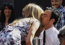 Aniston saluda cariñosamente a Justin Theroux, con el que contraerá matrimonio próximamente. Aniston saluda cariñosamente a Justin Theroux, con el que contraerá matrimonio próximamente.