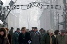 Decenas de personas visitan el campo de exterminio nazi Auschwitz-Birkenau cuando se conemora el 65º aniversario de la liberación del campo de concentración y el Día Mundial de las Víctimas del Holocausto. Decenas de personas visitan el campo de exterminio nazi Auschwitz-Birkenau cuando se conemora el 65º aniversario de la liberación del campo de concentración y el Día Mundial de las Víctimas del Holocausto.