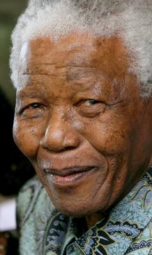Fotograf&iacute;a de archivo del 30 de enero de 2006 que muestra al ex presidente sudafricano y premio Nobel de la paz Nelson Mandela en Johanesburgo, Sud&aacute;frica.