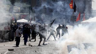 Ver vídeo  'Anna Bosch, desde Taksim: "El gas se te mete dentro, parece que te arrancaran la piel de la cara"'