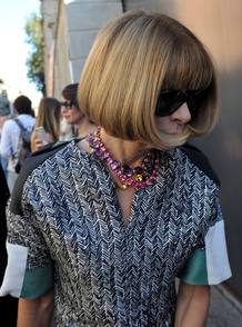 Anna Winter llegando a un desfile con sus gafas de sol