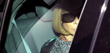 Anna Wintour oculta tras sus gafas negras Anna Wintour oculta tras sus gafas negras