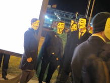 Algunos de los Anonymous retenidos por la Policía a los que impidieron el acceso a las puertas del Palacio de Congresos Algunos de los Anonymous retenidos por la Policía a los que impidieron el acceso a las puertas del Palacio de Congresos