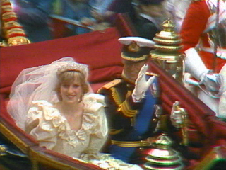 Ver v&iacute;deo  '30 a&ntilde;os separan la boda del Pr&iacute;ncipe Guillermo con la de su padre con Diana de Gales'