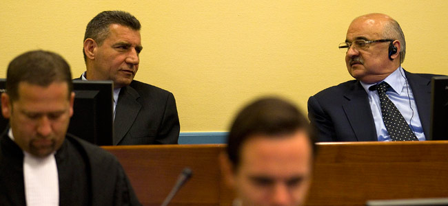 Ante Gotovina (izda) habla con Ivan Cermak durante el juicio en el Tribunal Penal Internacional en La Haya Ante Gotovina (izda) habla con Ivan Cermak durante el juicio en el Tribunal Penal Internacional en La Haya