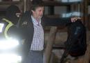 El anterior secretario general del sindicato LAB, Rafael D&iacute;ez Usabiaga, es escoltado por efectivos policiales a su salida de la sede del sindicato LAB de San Sebasti&aacute;n.