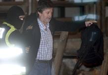 El anterior secretario general del sindicato LAB, Rafael D&iacute;ez Usabiaga, es escoltado por efectivos policiales a su salida de la sede del sindicato LAB de San Sebasti&aacute;n.