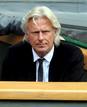 La antigua estrella del tenis Bj&ouml;rn Borg, en el palco de autoridades de la pista central del club All England Lawn de Londres.