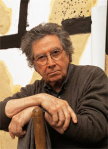 Antoni T&agrave;pies davant una obra seva