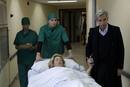 Antonio acompa&ntilde;a a Mercedes de camino a la sala de quir&oacute;fano