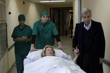 Antonio acompa&ntilde;a a Mercedes de camino a la sala de quir&oacute;fano