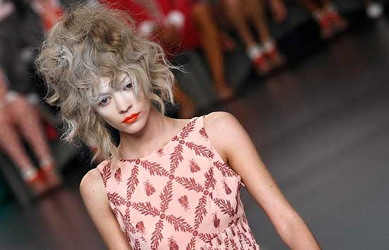 Antonio Alvarado nos propone un look sporty, el combo fucsia-marengo y los cortes futuristas