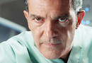Antonio Banderas es el doctor Robert Ledgard, un eminente cirujano pl&aacute;stico que desarrolla un proyecto revolucionario a nivel m&eacute;dico pero moralmente peligroso.