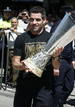 Antonio L&oacute;pez muestra la copa de campeones de la Liga Europa