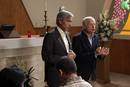 Antonio y Miguel acuden a la iglesia para convencer a sus vecinos de las bondades de la cooperativa para fabricar banderas.