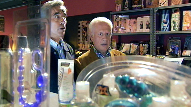 Cu&eacute;ntame c&oacute;mo pas&oacute; - Antonio y Miguel van a un sex shop (Cap. 221)