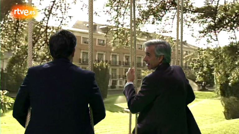 Cu&eacute;ntame c&oacute;mo pas&oacute; - Antonio, con Su&aacute;rez en los columpios de La Moncloa (Cap. 231)