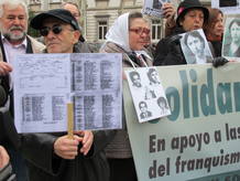 Antonio Virtud sostiene un cartel con los nombres de v&iacute;ctimas del franquismo.