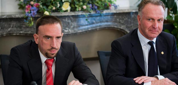El presidente del Bayern de Munich, Karl-Heinz Rummenigge (d), y el jugador franc&eacute;s del club Franck Rib&eacute;ry