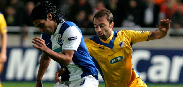 Falcao, autor del gol del Oporto, ante la presi&oacute;n del griego del Apoel Christos Kontis.