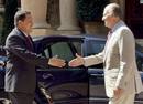 El rey Juan Carlos saluda y el presidente de presidente venezolano, Hugo Ch&aacute;vez se disponen a estrecharse la mano a las puertas del Palacio de Marivent de Palma de Mallorca, donde el monarca ha recibido en audiencia al presidente de Venezuela.