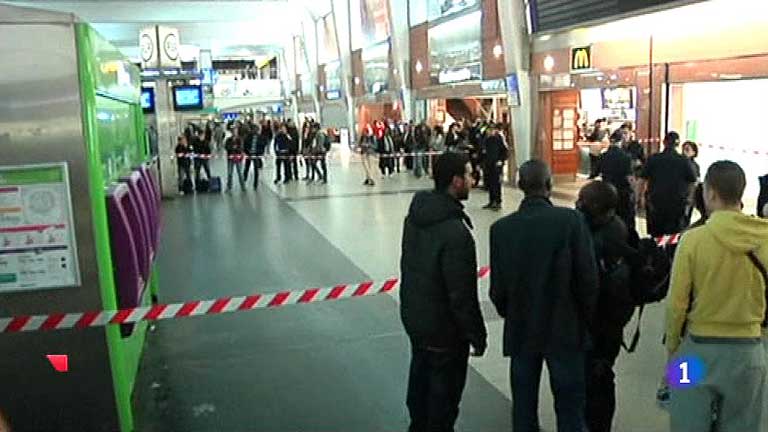 Un soldado franc&eacute;s, herido en el cuello con un cuchilla en Par&iacute;s