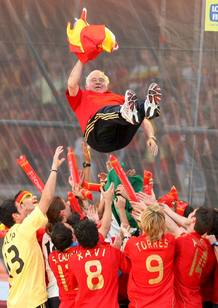 Luis Aragon&eacute;s fue manteado m&aacute;s de una vez por los jugadores.