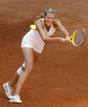 La tenista b&uacute;lgara Victoria Azarenka devuelve la pelota a la h&uacute;ngara Agnes Szavay.