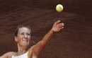 Victoria Azarenka devuelve la pelota a la h&uacute;ngara Agnes Szavay durante el partido, correspondiente a los cuartos de final del Masters 1000 de Madrid.