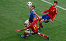 Arbeloa y Piqu&eacute;, en un momento del partido