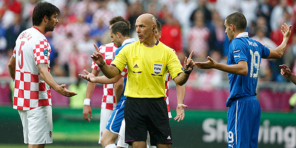 El &aacute;rbitro ingl&eacute;s Howard Webb media entre los jugadores durante el partido.