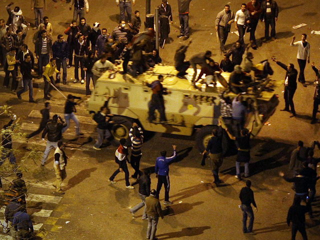 Incendiada la sede del partido de Mubarak en El Cairo