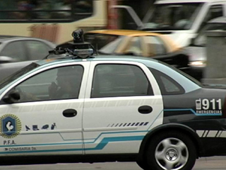 En Argentina, cada d�a, detienen a un miembro de las fuerzas de seguridad