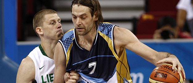 El argentino Oberto, defendido por Petravicius.