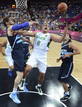 El brasile&ntilde;o Alex Garcia intenta encestar ante el argentino Andres Nocioni durante su partido de cuartos de final de los Juegos Ol&iacute;mpicos.