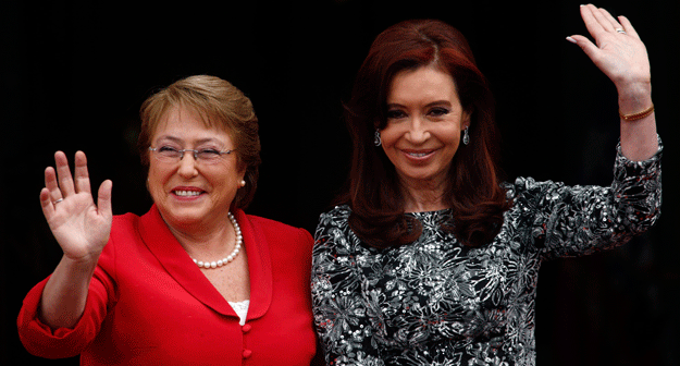 La presidenta argentina, Cristina Fernandez de Kirchner, junto a su homóloga chilena, Michelle Bachelet, saludan en la entrada de la Casa Rosada.