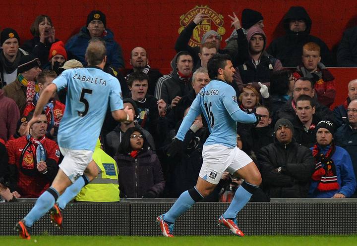 El argentino 'Kun' Ag&uuml;ero celebra el gol marcado contra el Manchester United