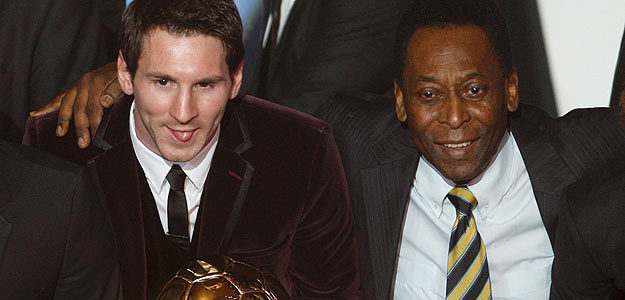 El argentino Messi, elegido Bal&oacute;n de Oro por tercer a&ntilde;o consecutivo, posa junto a la leyenda del f&uacute;tbol mundial Pel&eacute;