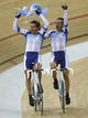 Los argentinos Juan Esteban Curuchet y Walter Fernando P&eacute;rez celebran la medalla de oro de ciclismo en pista en la modalidad Madison.