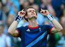 Andy Murray celebra su victoria ante Novak Djokovic en las semifinales de los Juegos Ol&iacute;mpicos de Londres, con la que ha conseguido para la final de tenis masculino en la que se medir&aacute; al suizo Roger Federer el pr&oacute;ximo domingo.