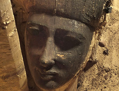 Arqueólogos españoles hallan una veintena de momias y un sarcófago en Egipto