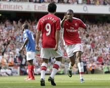 Abou Diaby (d), celebra su primer gol contra el Portsmouth Abou Diaby (d), celebra su primer gol contra el Portsmouth